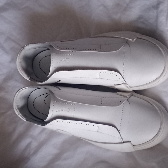 White  size 6.5 nike sneakers - Picture 2 of 4
